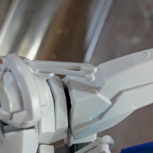 2025年 8月30日（土）いつも行くお店のガンプラ再販の時に、良く逢う同年代の人にそのお店で逢い。筑波にあるお店に行こうと誘われて行った。 そこでHG 軽キャノンを購入。20個近く置いてあった。帰り土浦のイオンに、寄り食事をして数軒土浦の中古屋を回った時、こいつを購入した。 ゲート跡や合わせ目等が、かなり目立つパチ組だが他の完成品ガンプラの中でパーツも揃っていそうだったし、この程度なら簡単に処理出来るし税込1320円と許容範囲の値段だと思い購入しました。 （6枚目）