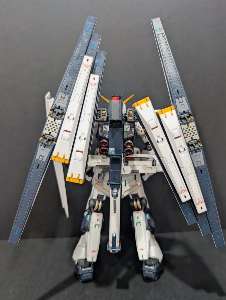 フィンファンネルの塗り分けは途中から参考にしたPGUのνガンダムの色分け見て塗装、ブルーポイントは個人的な好みです