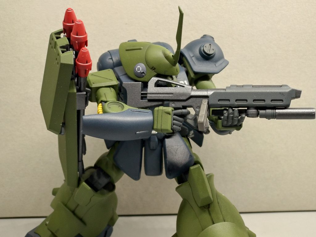 ポージング集HGマラサイの左手の表情が最高なので、ポージングが上手くキマりますね!この左手の造形はHGシリーズ最高の出来だと思いますが、他のキットで利用されることはありませんでしたね。最近のキットの手はあまりかっこよくないので、この時代のトレンドに回帰して欲しいものです。