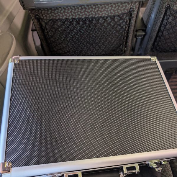 ずっと製作してた違法改造型軍警ザク（ヌケニンザク）のクランバトル用ＭＡＶ機を作るならと考えていたゲルググをイメージがガッと出来たので嫁の寝ている間に深夜3時半までぶっ続けで塗装までしてしまいました✨️この機体も含めて近々近くの店舗で行われるＭＡＶをテーマにしたコンテストに出そうと考えているので色々ブースで写真も撮ってまとめたら個別で正式に完成投稿したいと思います☺️カラーのモチーフは嫁の好きな色です✨️専用の持ち運び用のケースも買えたのでこのあとの外泊先で持ち運んで仕上げたいと思います。4000円くらいで買えたのでこのケースもお気に入りです✨（3枚目）