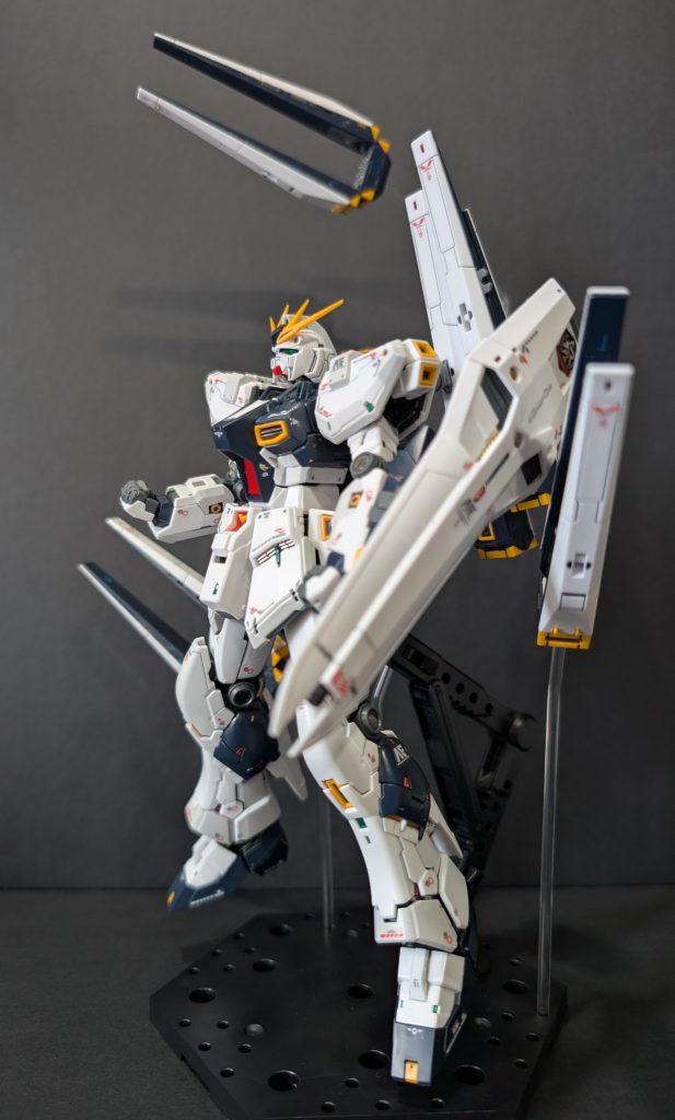 フィンファンネルのスタンドはタミヤの透明ソフト丸棒を使用しました、ファンネルの裏に挿せるように切り取ったのとスタンドにそのまま行けたので良い感じになりました