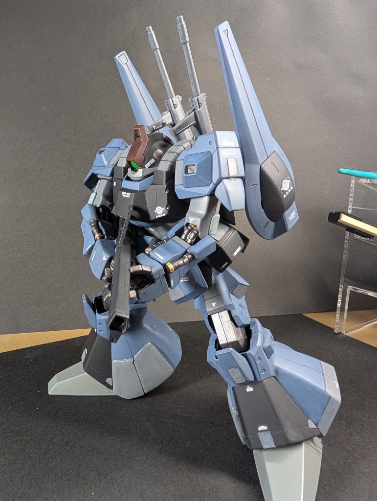 スジ彫りやらプラ板やらパテやら…大変でした。筆塗り全塗装です。