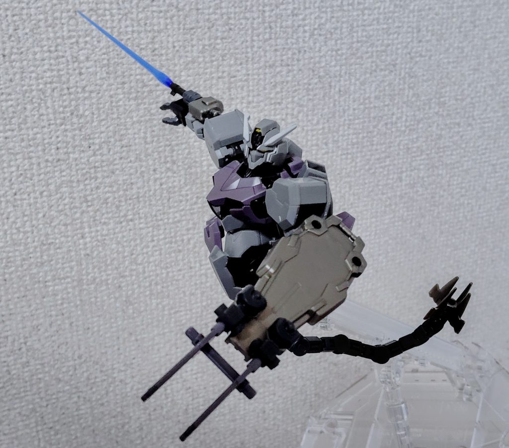 腕部ビームサーベルとシールドに換装。シールドは尻尾と同じく一番くじのパーツ。シールドのクローはHGBCハイパーガンプラバトルウェポンズから。 