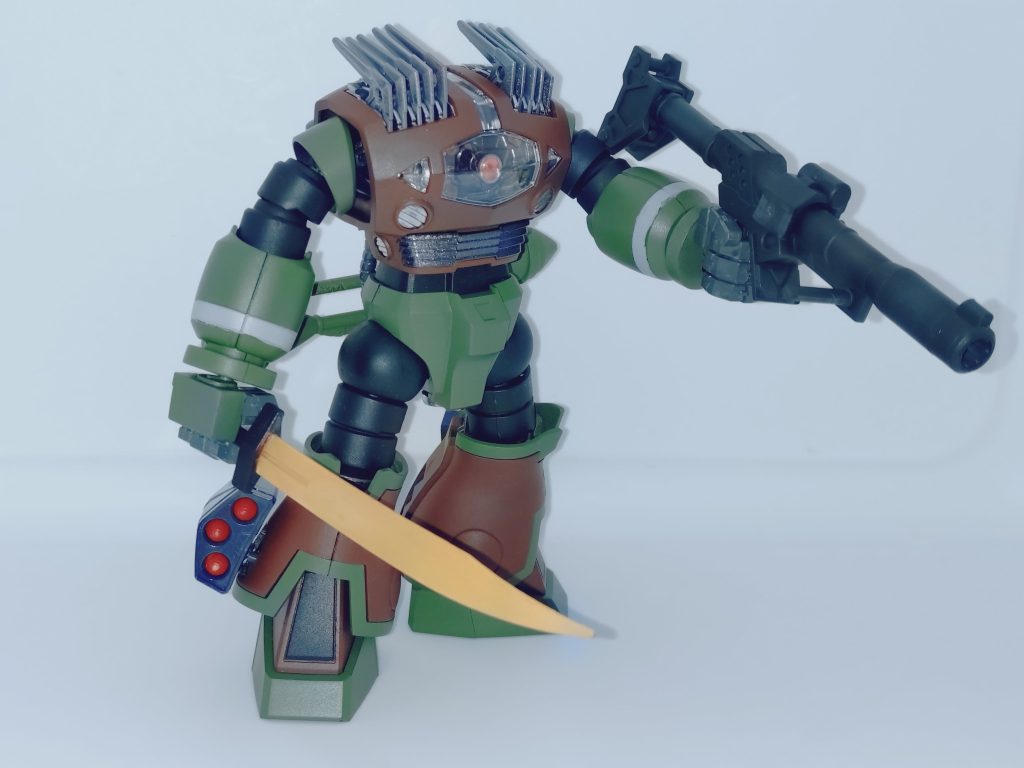 両手持ち。バズーカは指のすき間に比べてちょっとゆるいので、しっかり持たせるなら要加工です。腕のラインは確か筆塗り。幅が充分にあるのと、ラインのモールドもハッキリしているので簡単でした。