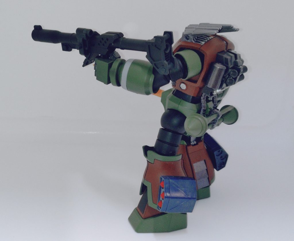 背中。バズーカはジャイアントバズを持たせたかったですが無かったのでコトブキヤのバズーカを持たせてます。サイズ的にちょうど良いのでバンダイ公式コンペとかじゃ無ければオススメです。