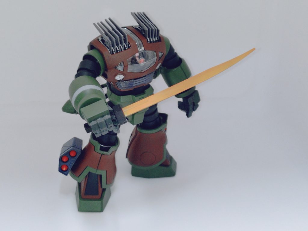 付属のヒートソードです。グフ付属と違って単色成型なのでオレンジに塗装。出来がとても良いキットなので、基本的に塗り分けはマスキング不要で塗り分けられます。