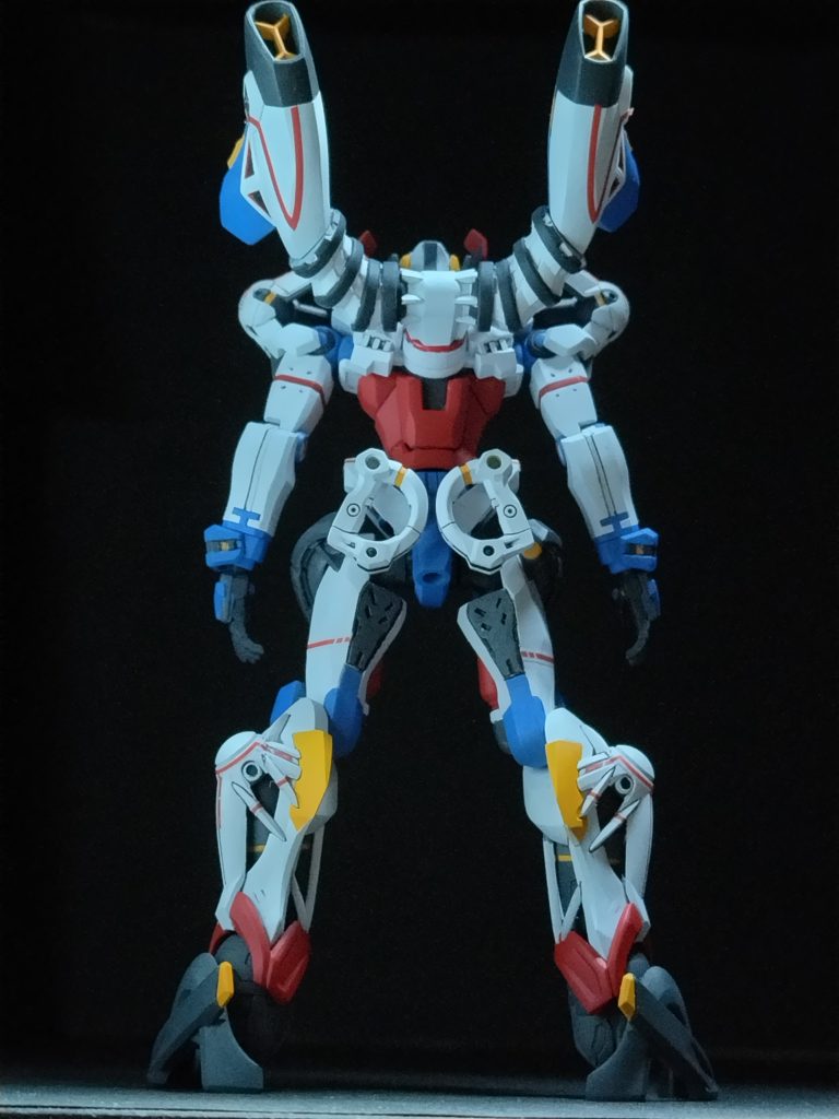 あまり大した加工はしてませんブレードを薄くして、ボルト部はプラ棒に変更バックパックをポリキャップ接続にして後ハメ加工ももの後ろの合わせ目消しして、凸モールドをスリットに足のスリットをシャープに削りつま先はプラ版を貼ってシャープに