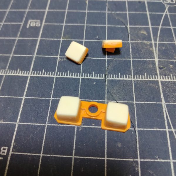 何の特徴もない腰部。ここだけ取り出すと、何のモビルスーツか分かりません。オリジンシリーズのRX-78はヘリウムコアタンクが薄い（低い）と、いつも感じています。今回は、ヘリウムコアタンクのディテールをあきらめ、プラ板を1mm足して厚く（高く）しました。（4枚目）