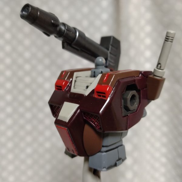 丸い腹部に、張り出した肩部、凸凹な背中にバズーカと、ヘビーガンダムの特徴を詰め込んだ上半身。メインカラーはタミヤのマルーン、サブカラーはリノリウム甲板色にしました。赤が厚ぼったく感じてしまうのは、缶スプレーのせいかもなんて思いました。（2枚目）