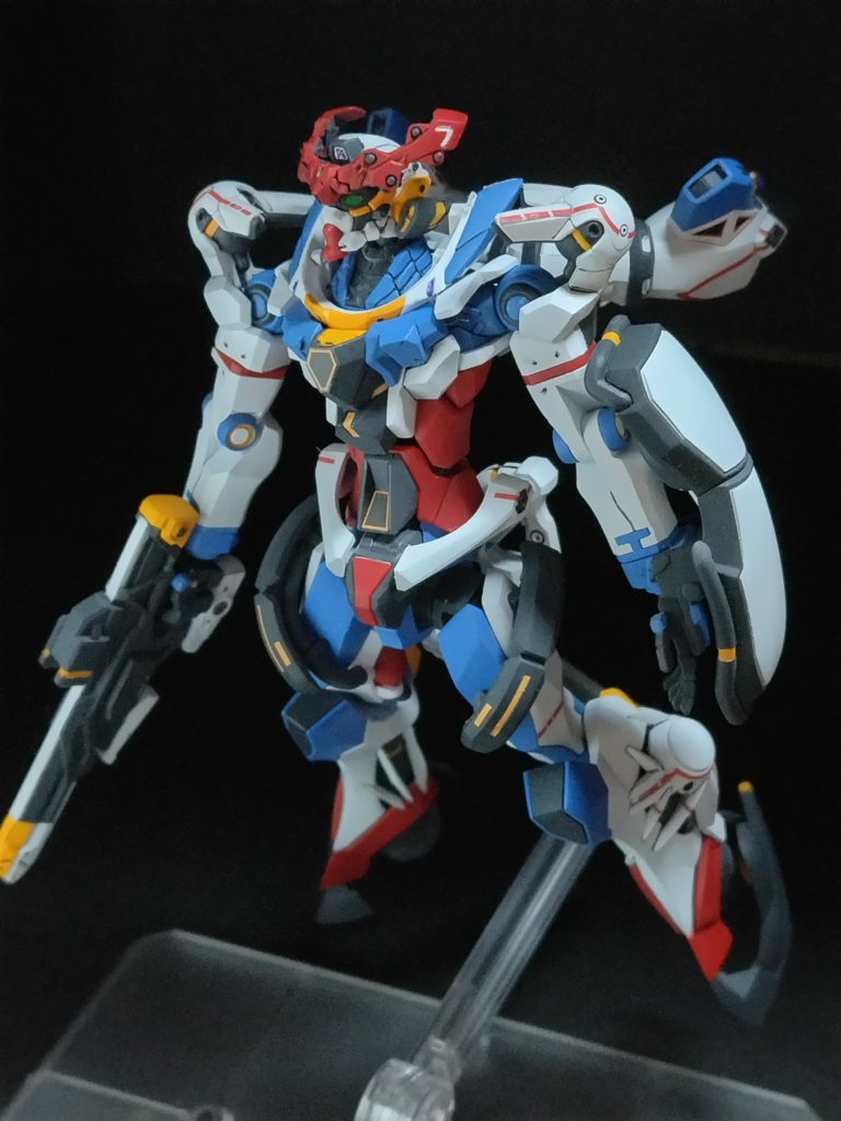 各所の赤いライン、胸と腰のオレンジのラインは付属のシールを貼ってますデカールはなし