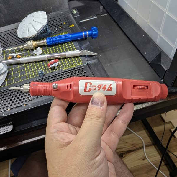 ギャンミキシング作業は頭部シルエット作成へ☺️そのまま取り外せるところは瞬間接着剤の力を借りましたが、他はいつものネオジム磁石に頼っています笑モノアイと見せかけて置いて実は外装の下にはガンダムタイプのマークシックス（ジークアクス）頭部を流用している的な脳内設定です✨️単純にそういう設定好きなのでやってみました！思ったより形になりました✨ギャンの頭部とジークアクスの頭部は接続が違うので、リューターとピンバイスで大きさを調整してはめ込んでいます✨️（6枚目）