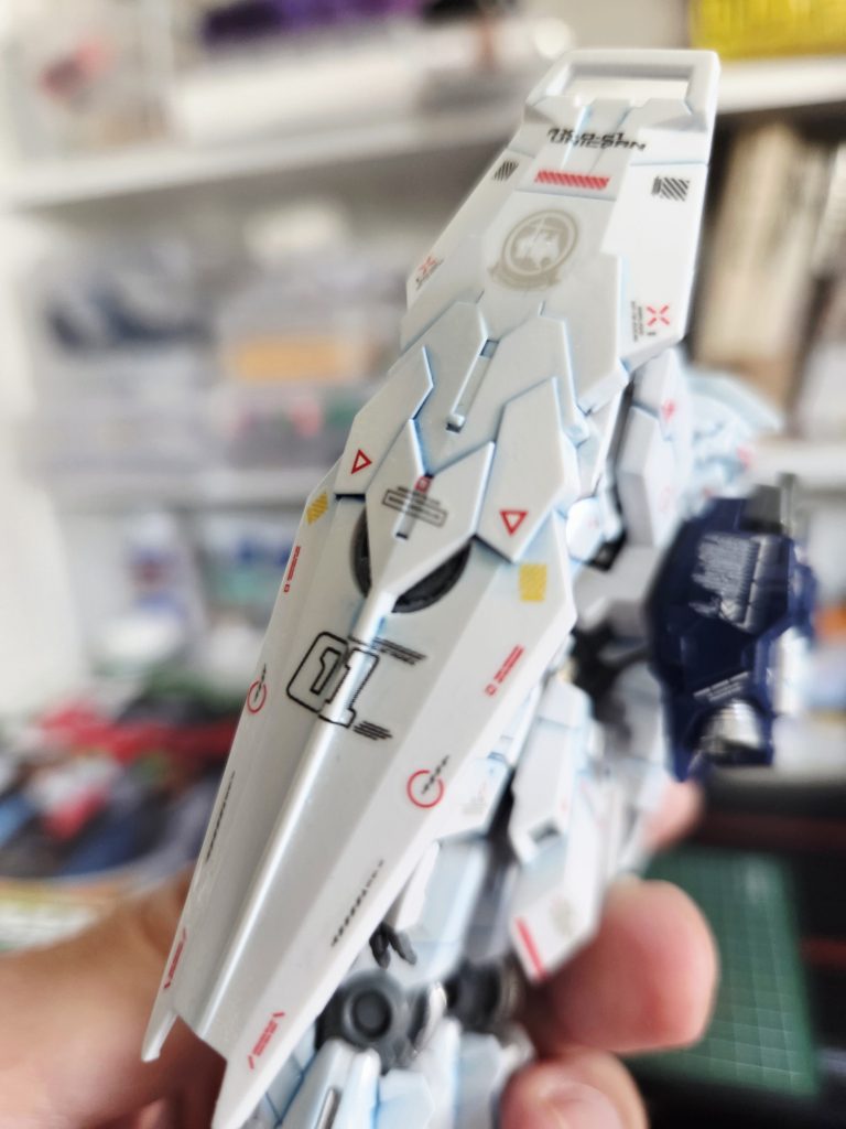 作品名：そろそろ完成　ユニコーン<p>作り途中で放置していたユニコーン、デカールを地道に貼っています。もうそろそろ完成！</p>