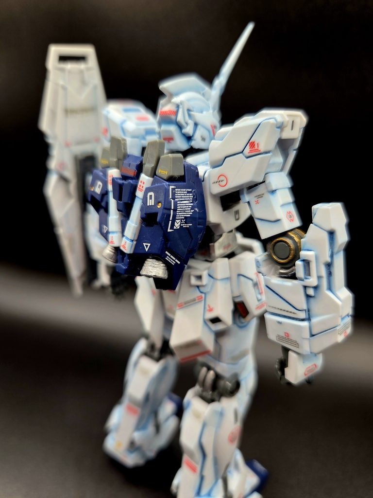 設定や原作はあまり気にせず、ユニコーンガンダムが持っているシャープさや鮮やかさが引き立つようにスミ入れ、デカールをやってみました。