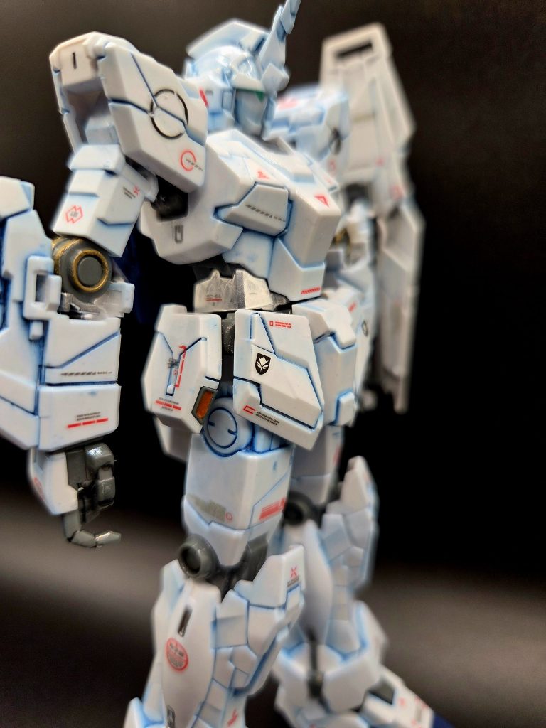 クビレのメタリックの部分塗装はうまく色が乗ったのですが、間接は塗装面が細くて思った通りの感じになりませんでした。もっとキラキラに塗装がしたいです。