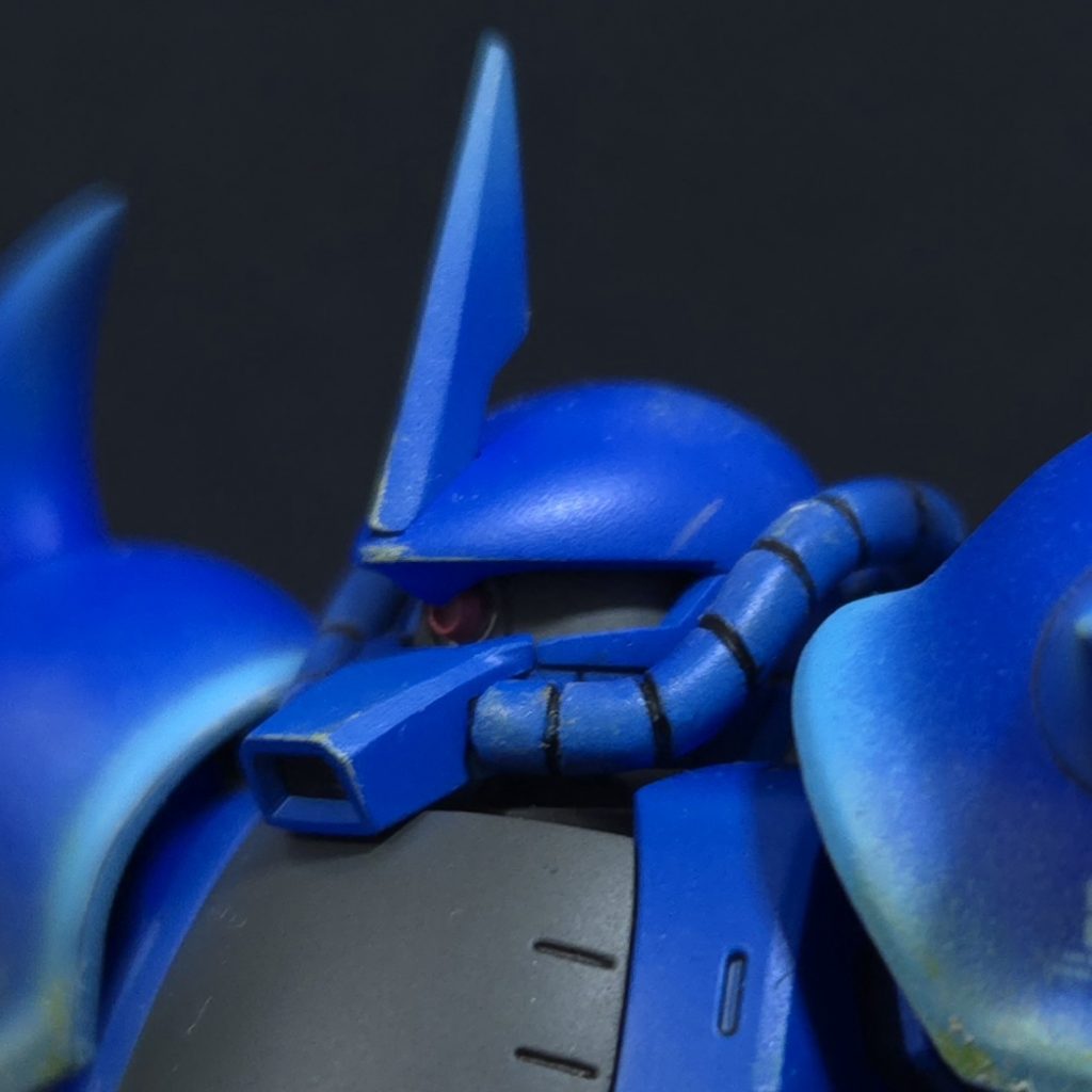 穴を開けたのはモノアイくらいです手元にあったパーツでそれっぽく作りましたリヴァイブのキットには、グフR35のヘッドパーツが余剰として入ってました。こっちのほうが好みだったのでラッキー!
