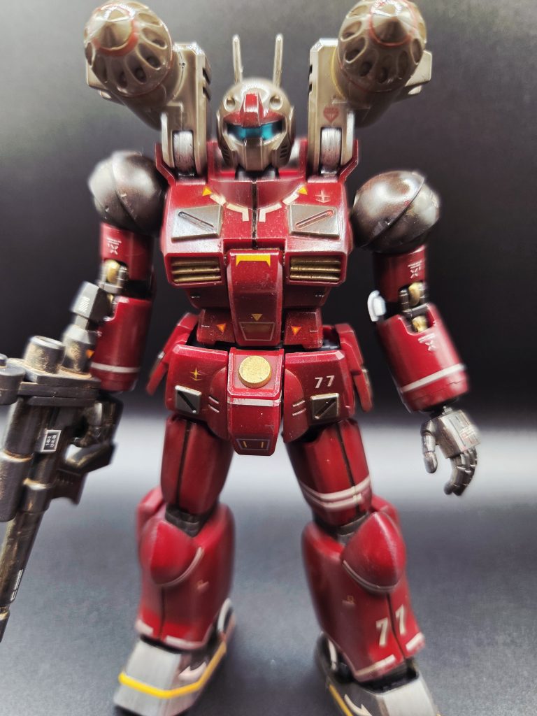 塗装はしておらず、部分塗装とスミ入れ、あとは細かいところに汚れや錆を加えています。付属のデカールと、ジオンのデカールを両用してみました。非正規機とならないようにジオン軍のマークを入れてあります。