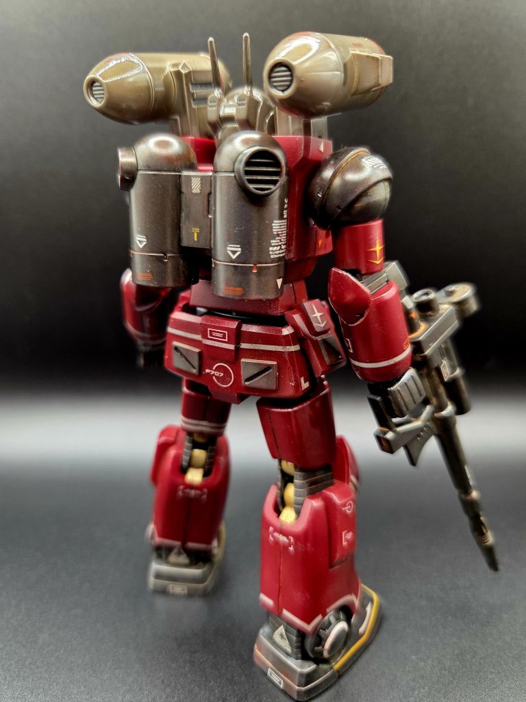 ベースとなる機体を作ったあとに、頭部とランチャーを中心にタミヤラッカーのスモーク、ツヤありを吹きました。機体の全体にも軽く吹いて色合いを落ち着かせ、デカールとプラスした装甲パーツも浮かないようにしてみました。