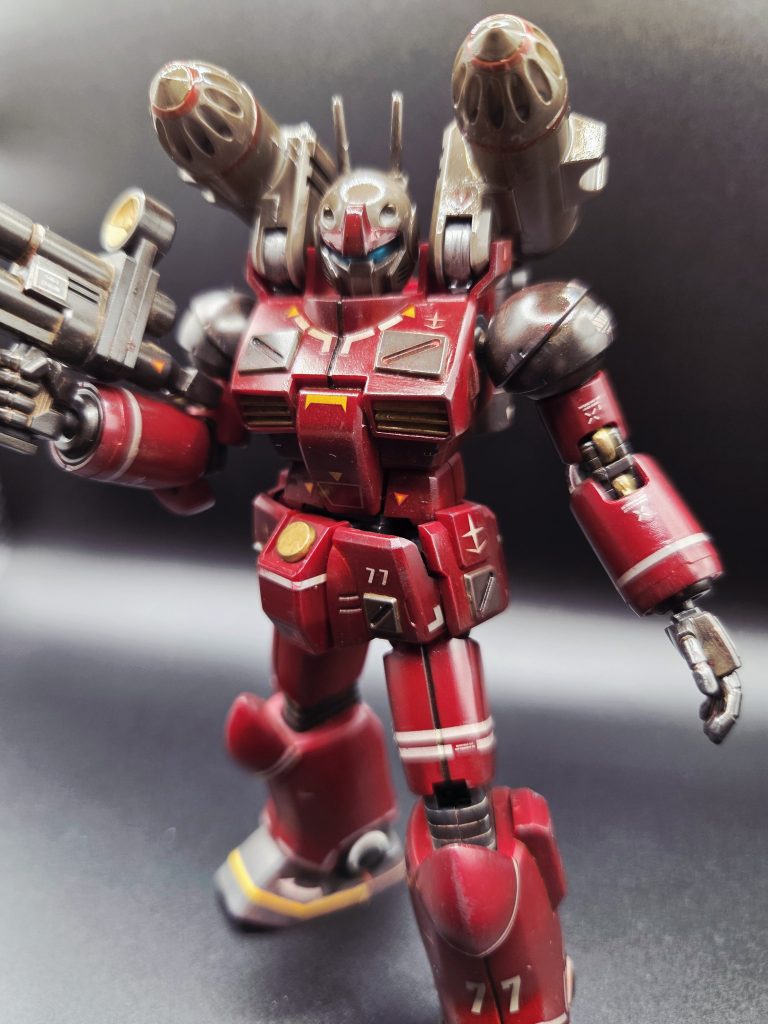 当初は最終的にツヤを消して、ミリタリー色を強めようと思っていましたが、スモークが独特なメカ感を放っていたので、そのままフィニッシュ。ガンダムを付け狙う死神、暗殺者の雰囲気が出たかな、と満足しています。