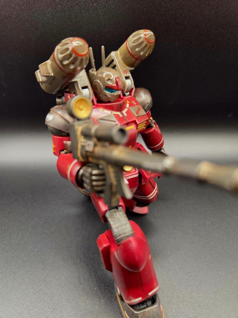 このガンキャノンがビームライフルを持つと、まるでスナイパーライフルを持っているようでカッコイイ! さすがに本物のスナイパーのように伏射の姿勢は無理でしたが、普通のガンキャノンとは違った雰囲気がありますね。