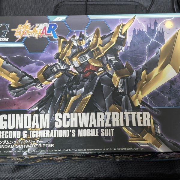 大事な大剣バックパックになるガンダムシュバルツリッターさん完成しました✨️素組み状態ではありますがサクッと作れてなおかつスタイリッシュなスタイルで、ものすごくかっこいいキットで満足でした✨せっかくなので撮影ブースで撮ったものに関しては一つの作品として投稿まとめようと思います☺️（4枚目）