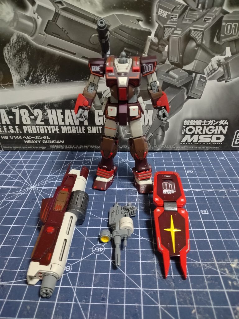 作品名：ヘビーガンダムその18<p>HGヘビーガンダムを製作中です。頭部以外、完成しました。ユニットごとにつや消しスプレーを吹いていたのですが、左足が地面に落下してしまいました。もうボロボロです。とにかく一度完成させて、そのうち直します。</p>