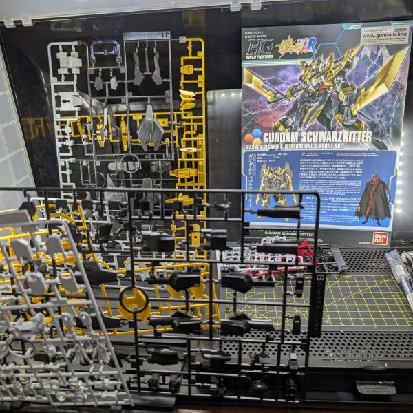 大事な大剣バックパックになるガンダムシュバルツリッターさん完成しました✨️素組み状態ではありますがサクッと作れてなおかつスタイリッシュなスタイルで、ものすごくかっこいいキットで満足でした✨せっかくなので撮影ブースで撮ったものに関しては一つの作品として投稿まとめようと思います☺️（3枚目）