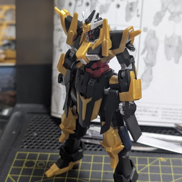 大事な大剣バックパックになるガンダムシュバルツリッターさん完成しました✨️素組み状態ではありますがサクッと作れてなおかつスタイリッシュなスタイルで、ものすごくかっこいいキットで満足でした✨せっかくなので撮影ブースで撮ったものに関しては一つの作品として投稿まとめようと思います☺️（2枚目）