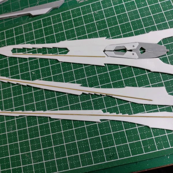 ロードロングソードの製作進んでます😆変形機構入れると重くなるのとバランスが崩れるので3形態を別々に作りました。歪まないよう、0.5mmでスジ彫りしたところに0.5真鍮仕込んでます。プラ板切り出し地獄でしたがやる価値ありました。ここから刃付けしていきます！（3枚目）