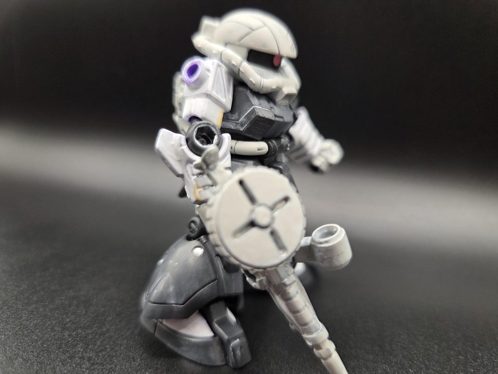 武器やアーマーも寒冷地仕様にしてみました。塗装は薄くタミヤのラッカー塗料で筆塗りして、そのあとに水性アクリジョンでムラを消した感じです。