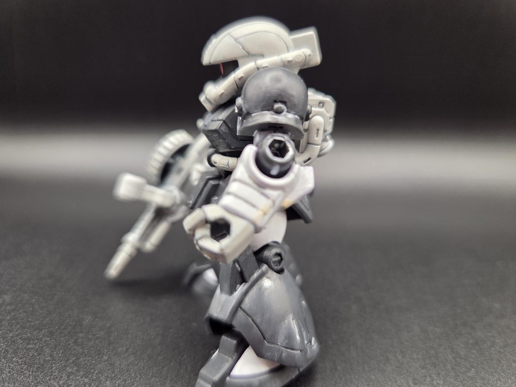 そのあとにタミヤのスミ入れ塗料でダークグレイを入れるという、変な工程でしたが、ちゃんと入ってくれました。