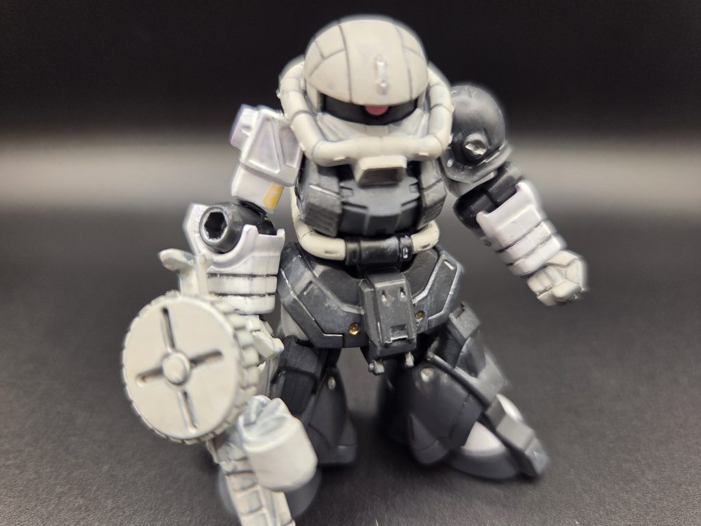 寒冷地仕様なので、ウェザリングマスターで雪の汚れを入れてみました。この雪の汚れの案配が難しいですねー。あと、メタリックの部分塗装もしています。ザクはミリタリー色が強いの、カッコイイ！