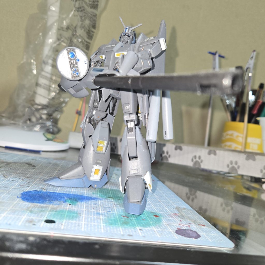 ビームスマートガンが余裕で両手持ち出来る可動域は優秀です。たまに膝から崩れ落ちてますけど(笑)