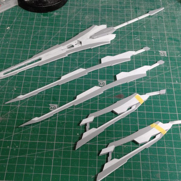 ロードロングソードの製作進んでます😆変形機構入れると重くなるのとバランスが崩れるので3形態を別々に作りました。歪まないよう、0.5mmでスジ彫りしたところに0.5真鍮仕込んでます。プラ板切り出し地獄でしたがやる価値ありました。ここから刃付けしていきます！（2枚目）