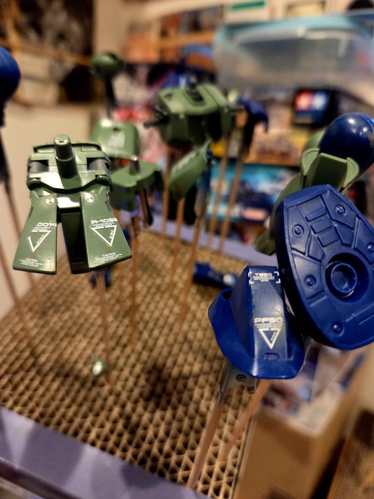 作品名：筆塗りのために分解！<p>以前、パチ組みして放置していた1/144 HG 旧ザクを分解してみました。デカールが貼ってありますが、水性アクリジョンで初めての筆塗りに挑戦してみようと思います。なんとなく、ガンキャノンっぽいカラーリングにしようかな、と […]</p>