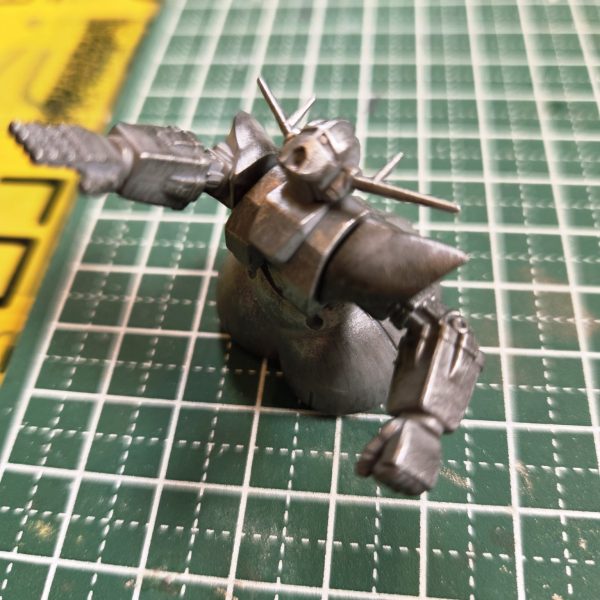 チョコサプ、ジオンを筆塗り中。