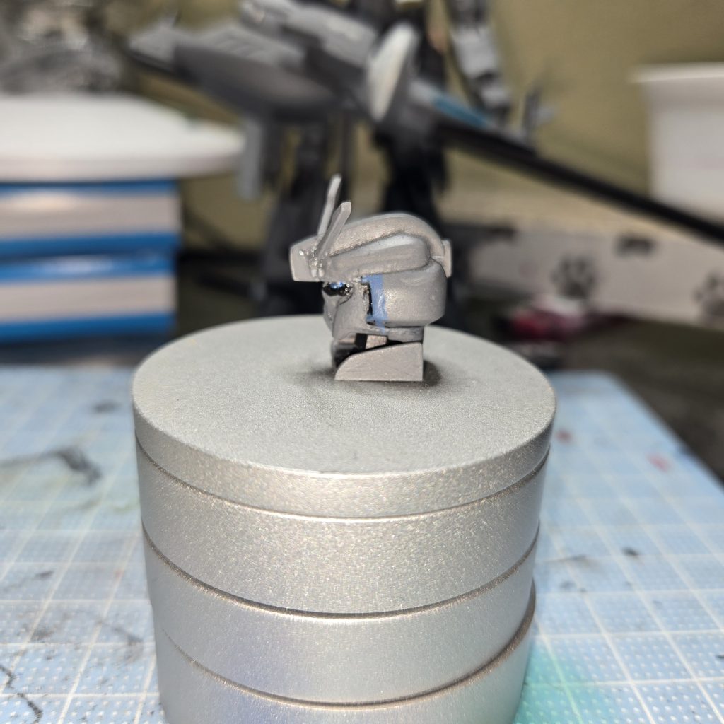 問題の頭、ヘルメットと顔をばらしてヘルメットは後頭部を延長して額のセンサーを前にリーゼント風に出して、顔は奥に入れて小顔に見える様にしたり…切ったり盛ったり削ったりの日々が甦ります😨