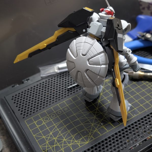 絶対の信頼を置くネオジム磁石でガンダムシュバルツリッターのバックパックをギャンに接続合いました☺️頭の中にあったイメージがなんとなく形になったのに嬉しくなりました✨（6枚目）