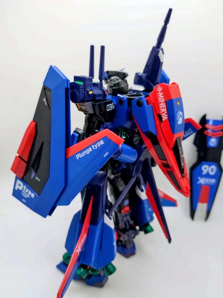 本体はホワイトですが、ちょっとダークで悪そう？なＦ90にしたかったので、ホワイトの部分はダークブルーで塗装してみました。