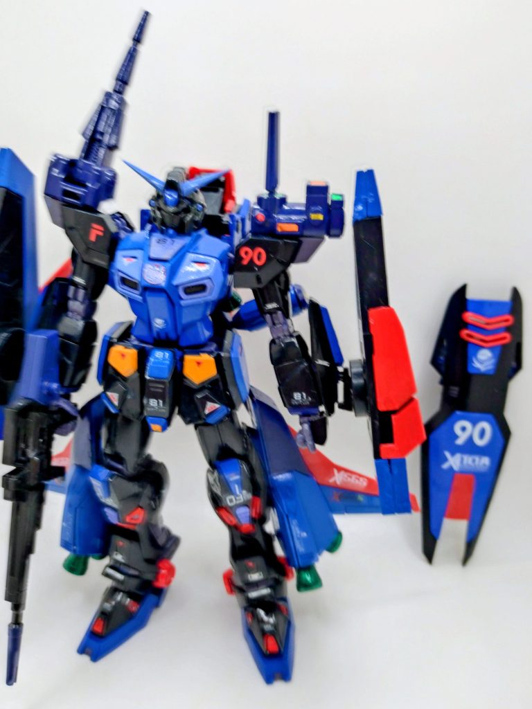 ミッションパック装着すると、シールドが装着できないので、後ろに立てて撮影。