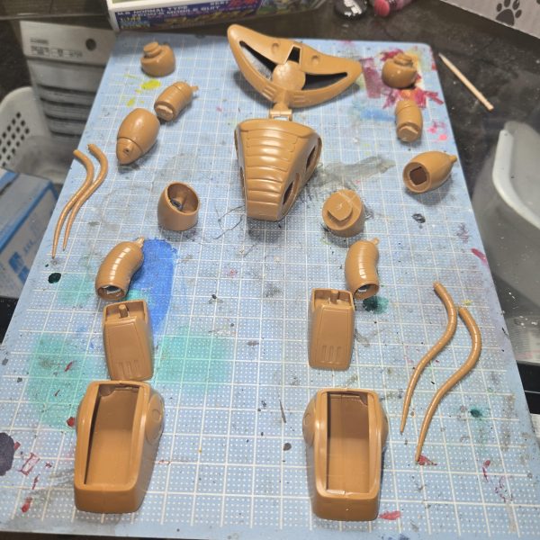 夏なのでジオン水泳部を制作しております。現状は、後はめ加工完了し少しの改修をしています。ヤスリ地獄(合わせ目処理)が残っています(笑)追記　足首の可動とスリッパの中に足首パーツを入る加工をしました（4枚目）