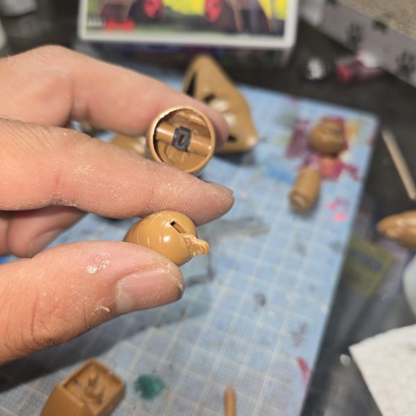 夏なのでジオン水泳部を制作しております。現状は、後はめ加工完了し少しの改修をしています。ヤスリ地獄(合わせ目処理)が残っています(笑)追記　足首の可動とスリッパの中に足首パーツを入る加工をしました（5枚目）