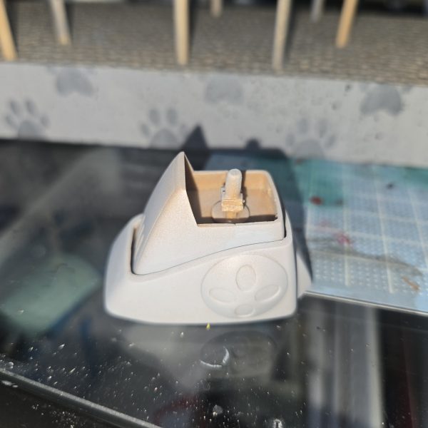 夏なのでジオン水泳部を制作しております。現状は、後はめ加工完了し少しの改修をしています。ヤスリ地獄(合わせ目処理)が残っています(笑)追記　足首の可動とスリッパの中に足首パーツを入る加工をしました（7枚目）