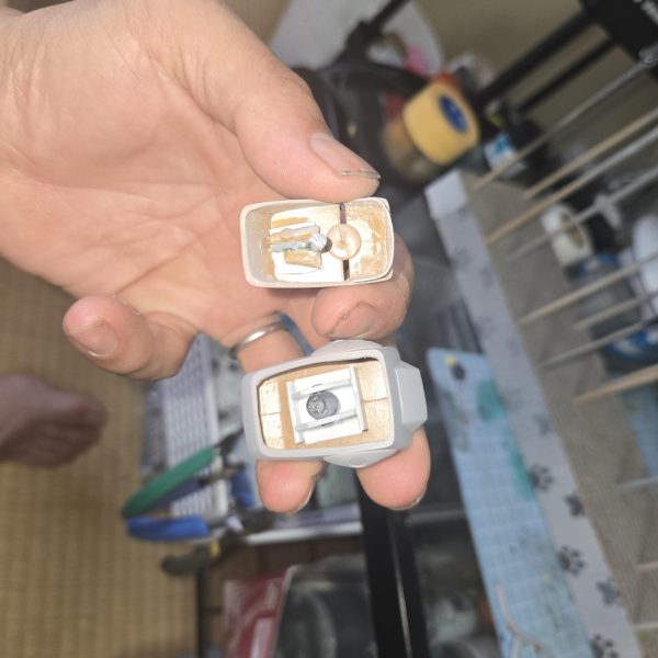 夏なのでジオン水泳部を制作しております。現状は、後はめ加工完了し少しの改修をしています。ヤスリ地獄(合わせ目処理)が残っています(笑)追記　足首の可動とスリッパの中に足首パーツを入る加工をしました（6枚目）