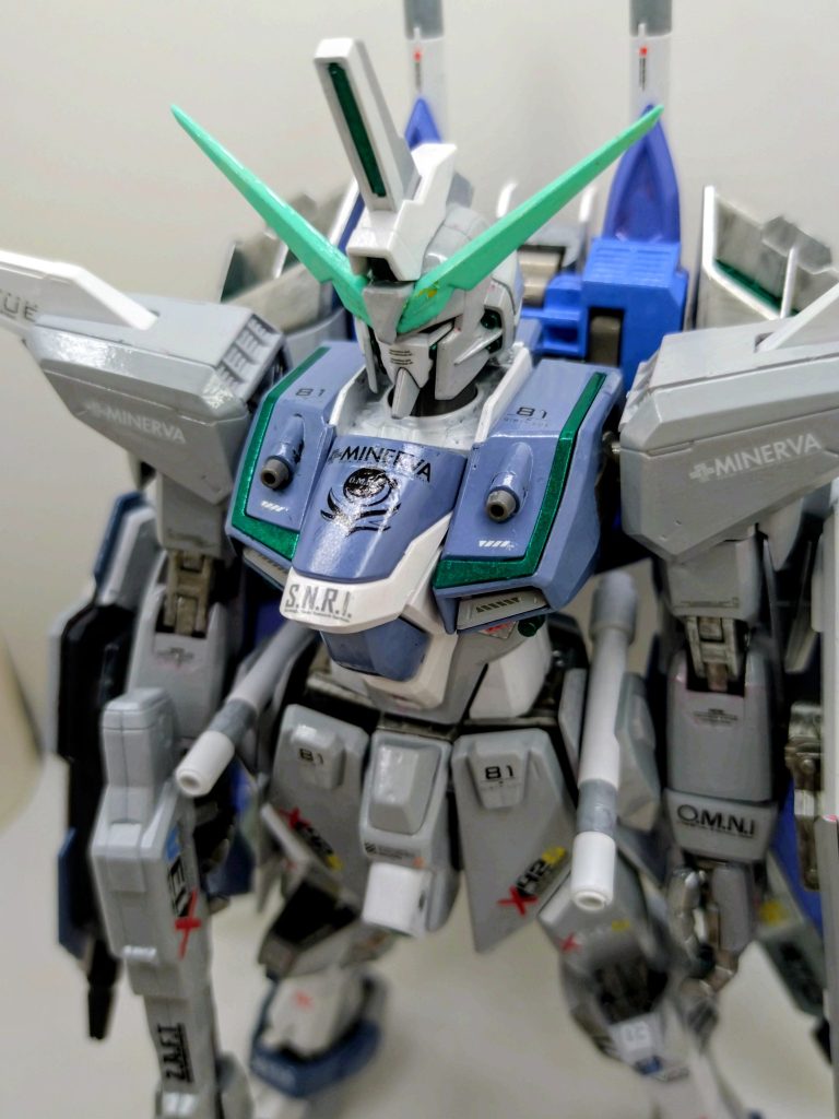 本体は、デスティニーSPEC2ライトグレー、エアリアルホワイトで塗装。他に、デュエルブリッツブルーグレー、メタリックグリーン、ペールグリーンなどでまとめました。