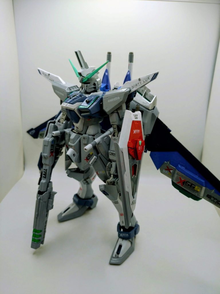 バックパックのウイングを全開に開いて撮影。ウイングはティターンズブルー2とアースブルーでブルー系でまとめてみました。本体等がグレーやホワイトだから、良くも悪くも、シールドのレッド部分やウイングのブルーとかが浮いて際立ってる感じです。あっ、ペールグリーンも浮いてますね(笑)
