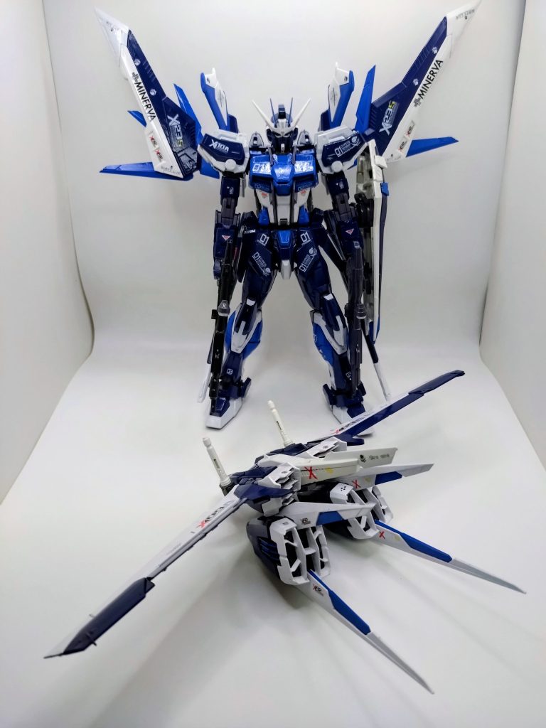 最後に、エールストライカーを前にビルドブースタースタイルと撮影。エールストライク本体も、ティターンズブルー2とエアリアルホワイト、フリーダムブルーのシンプルな配色で仕上げました。 最後まで見て頂いて、ありがとうございます😄