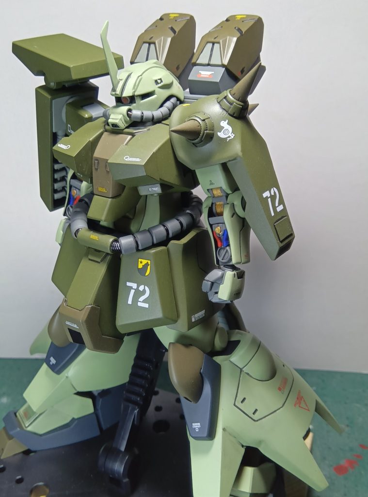 ショルダーアーマーは2種類作りましたヒヨコのデカールは “お前みたいなひよっこの弾は当たらないよ” って言う意味合いで貼ってあります(笑)