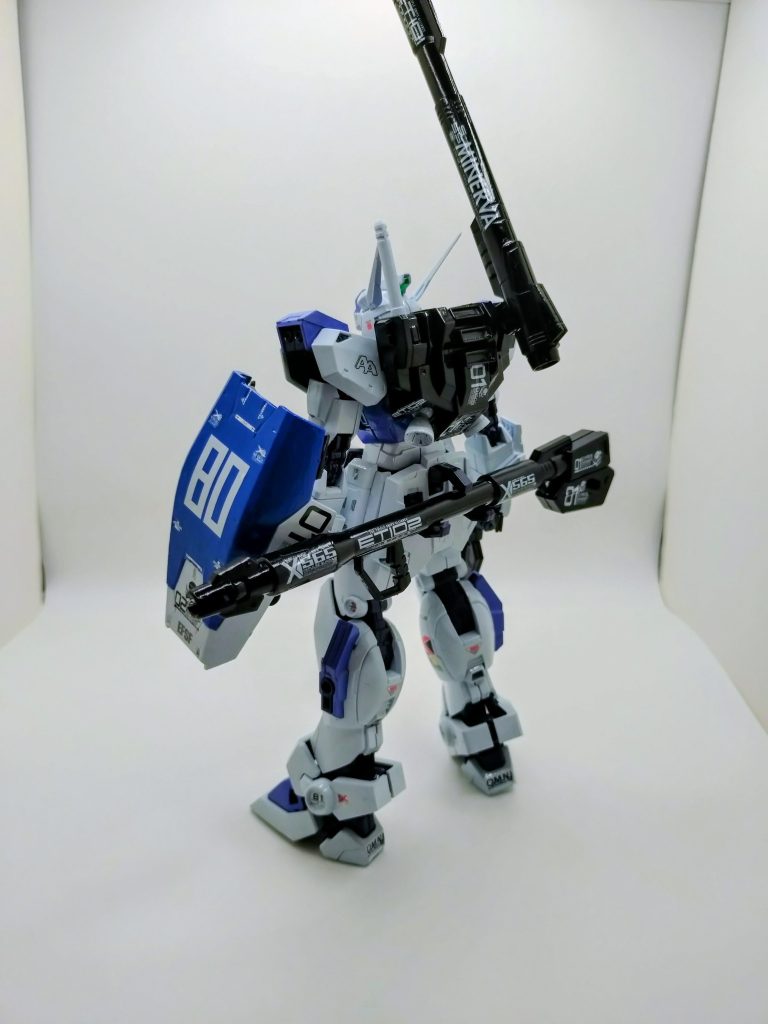 武器等は単色なので、白のデカールでメリハリを。