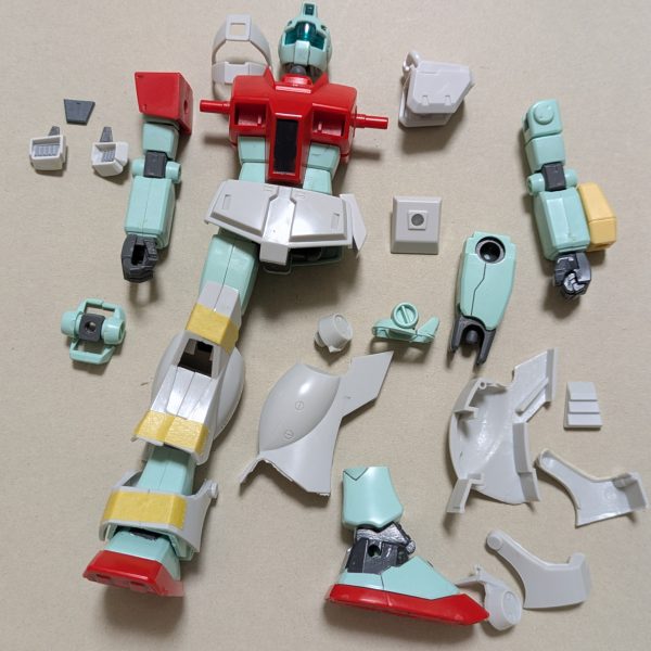 ジムスナイパーカスタム 旧キットMSVとHGとのミキシング一番好きなMSが、これっ!たまたま見つけた旧キットを衝動買い、その後たまたまジャンク屋で見つけた製作済みGM。コレは旧キットを移植しろという天啓!技量は無いが、ガンプラは自由脚は旧キットの武骨な太い脚で 旧キットの前の持ち主さんがミキシングの途中で、脚パーツのアンクルガード1ヶ所だけ切り離してあったので関節を移植やボールジョイントにて繋ぐ肩は2種類 作ろうかな〜頭部と胴体と腕はHGのままライフルは銃身の長さを延長 ライフルのストックは可動できるようにライフルを畳んで腰の後ろに取り付けできるように磁石を付ける脚ふくらはぎや頭部にも磁石を埋め込み(3枚目)