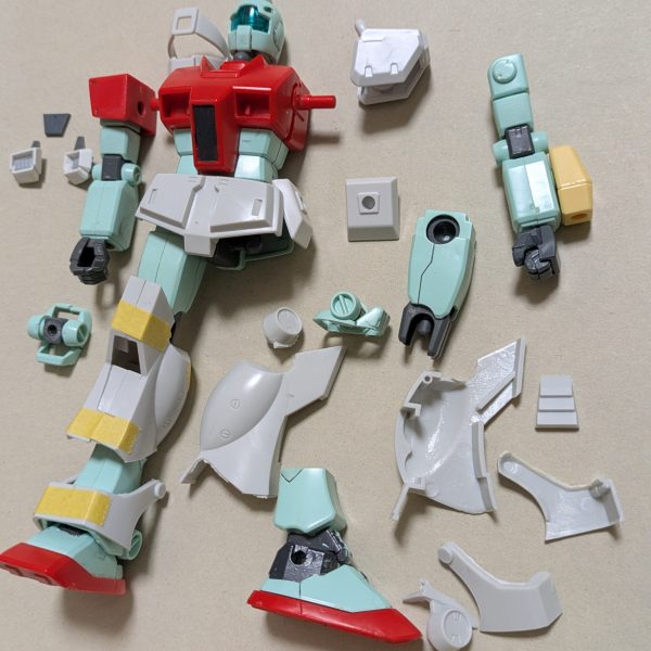 ジムスナイパーカスタム 旧キットMSVとHGとのミキシング一番好きなMSが、これっ!たまたま見つけた旧キットを衝動買い、その後たまたまジャンク屋で見つけた製作済みGM。コレは旧キットを移植しろという天啓!技量は無いが、ガンプラは自由脚は旧キットの武骨な太い脚で 旧キットの前の持ち主さんがミキシングの途中で、脚パーツのアンクルガード1ヶ所だけ切り離してあったので関節を移植やボールジョイントにて繋ぐ肩は2種類 作ろうかな〜頭部と胴体と腕はHGのままライフルは銃身の長さを延長 ライフルのストックは可動できるようにライフルを畳んで腰の後ろに取り付けできるように磁石を付ける脚ふくらはぎや頭部にも磁石を埋め込み(2枚目)